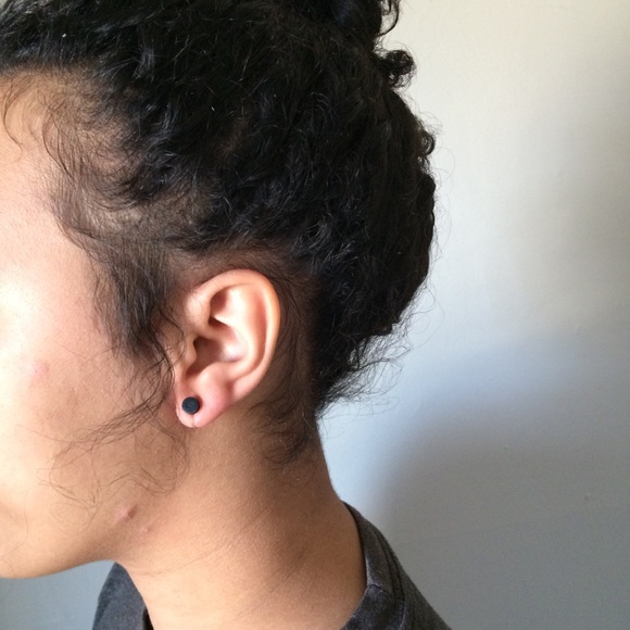 Black/brown invisible clip on earring - Picture 4 of 7